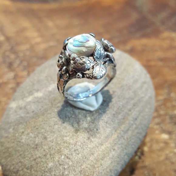 Sterling Rose and mother of pearl Ring - Picture 3 of 14